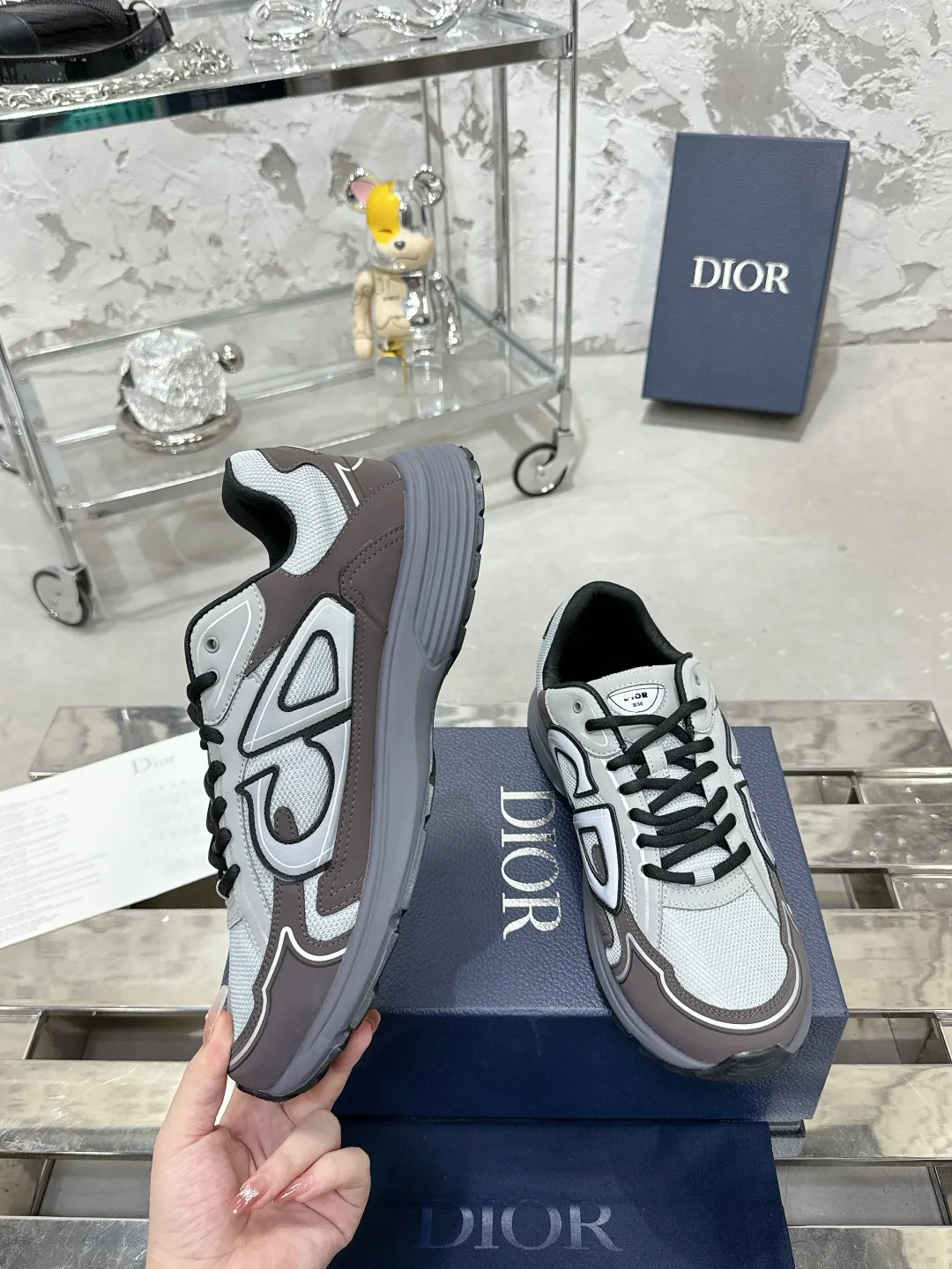 Men's men's shoes 💰600❤️❤️❤️High version Dior Dior's latest color matching B30 series reflective dad sneakers original 17380💰 purchased for development and production Brand new B30 sneakers Dad Shoes style shoes that follow the trend of the retro market The Dior logo on the tongue also indicates that this pair of shoes is the B30 model! B30 uses fine-textured leather and mesh cloth materials to form a shoe body. There are conspicuous letters CD on both sides of the shoe body to indicate identity. Many lines on the shoe body outline details to make the shoes look less monotonous and full of retro flavor. The delivery counter is exquisitely packaged🛍📦 ▪️Fabric: Original customized technical fabric + mesh ▪️Inner lining: Customized breathable lining ▪️Outsole: Original molded IP foam + TPU outsole ▪️Sole thickness: 3.5CM ▪️Size: Women’s size 35-40 / Men’s size 39-46